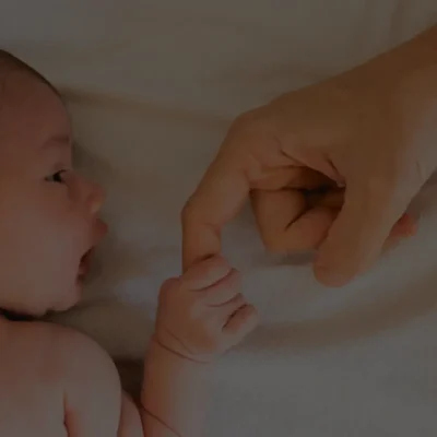 Bebé cogiendo dedo de un adulto